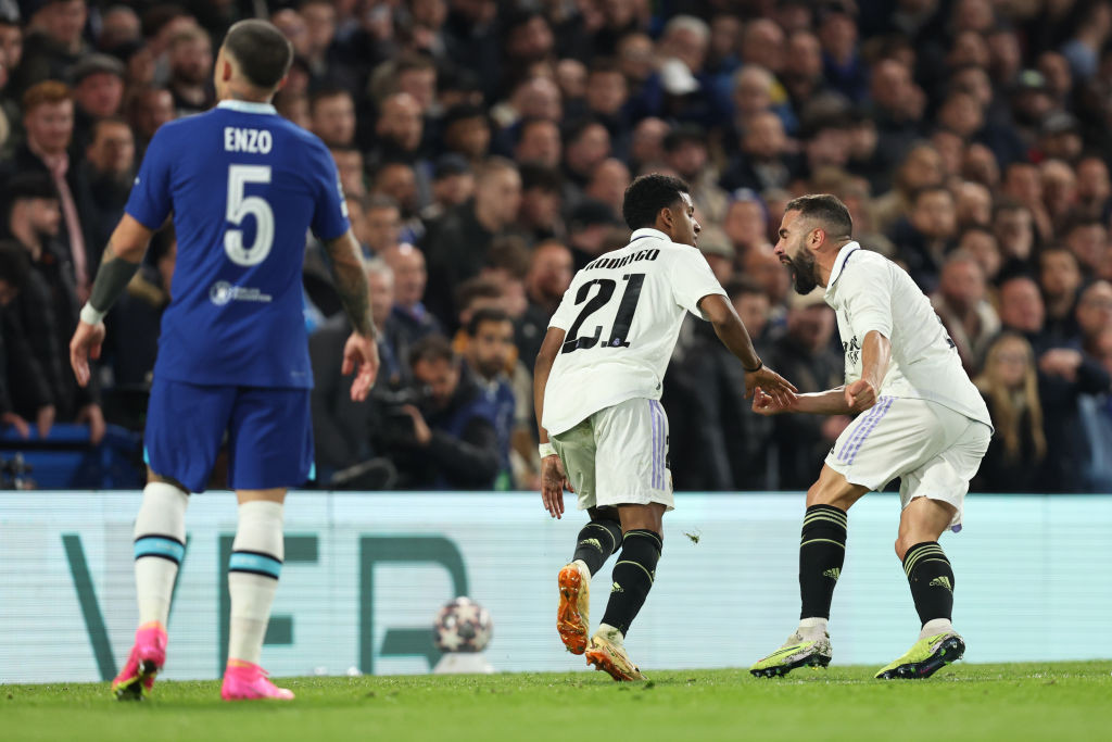 Carvajal chia vui với Rodrygo sau bàn mở tỷ số.