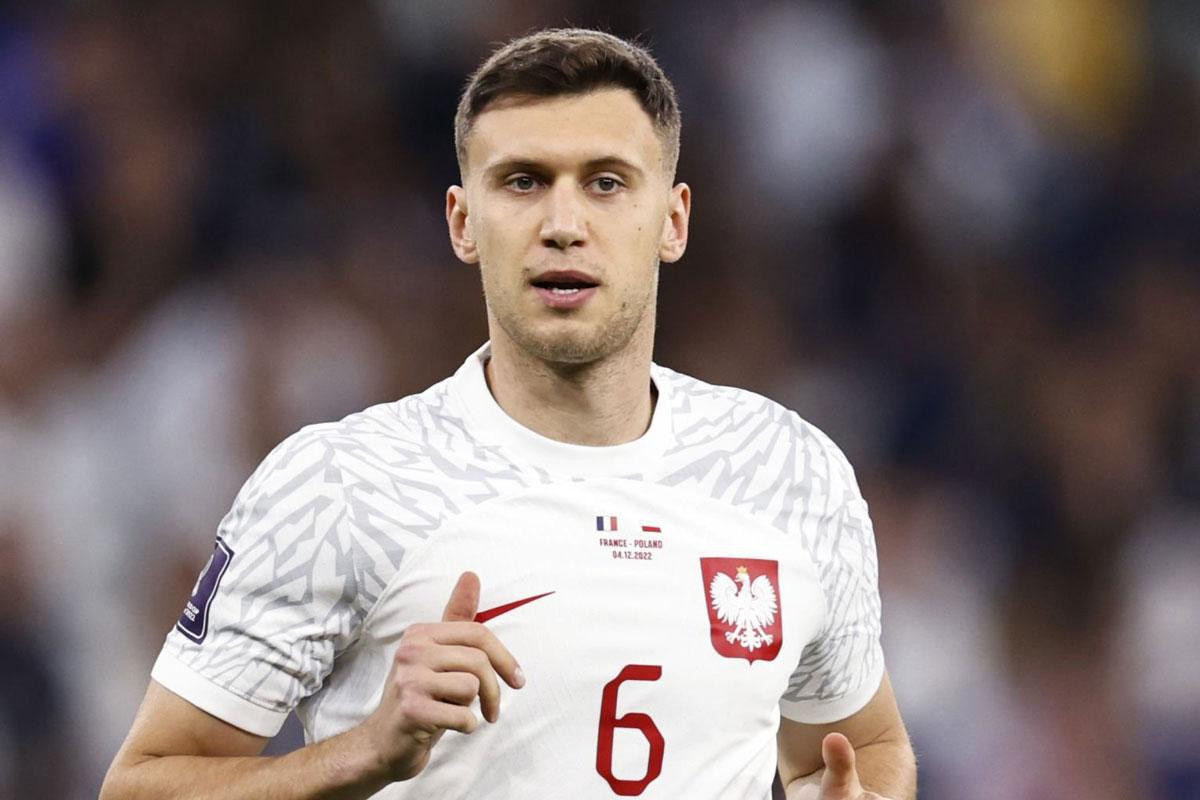 Tiền vệ trung tâm: Krystian Bielik (Ba Lan).