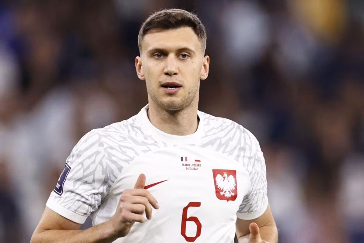 Tiền vệ trung tâm: Krystian Bielik (Ba Lan).