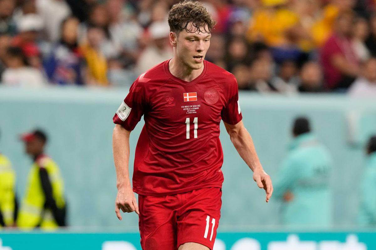 Tiền vệ phải: Andreas Skov Olsen (Đan Mạch).