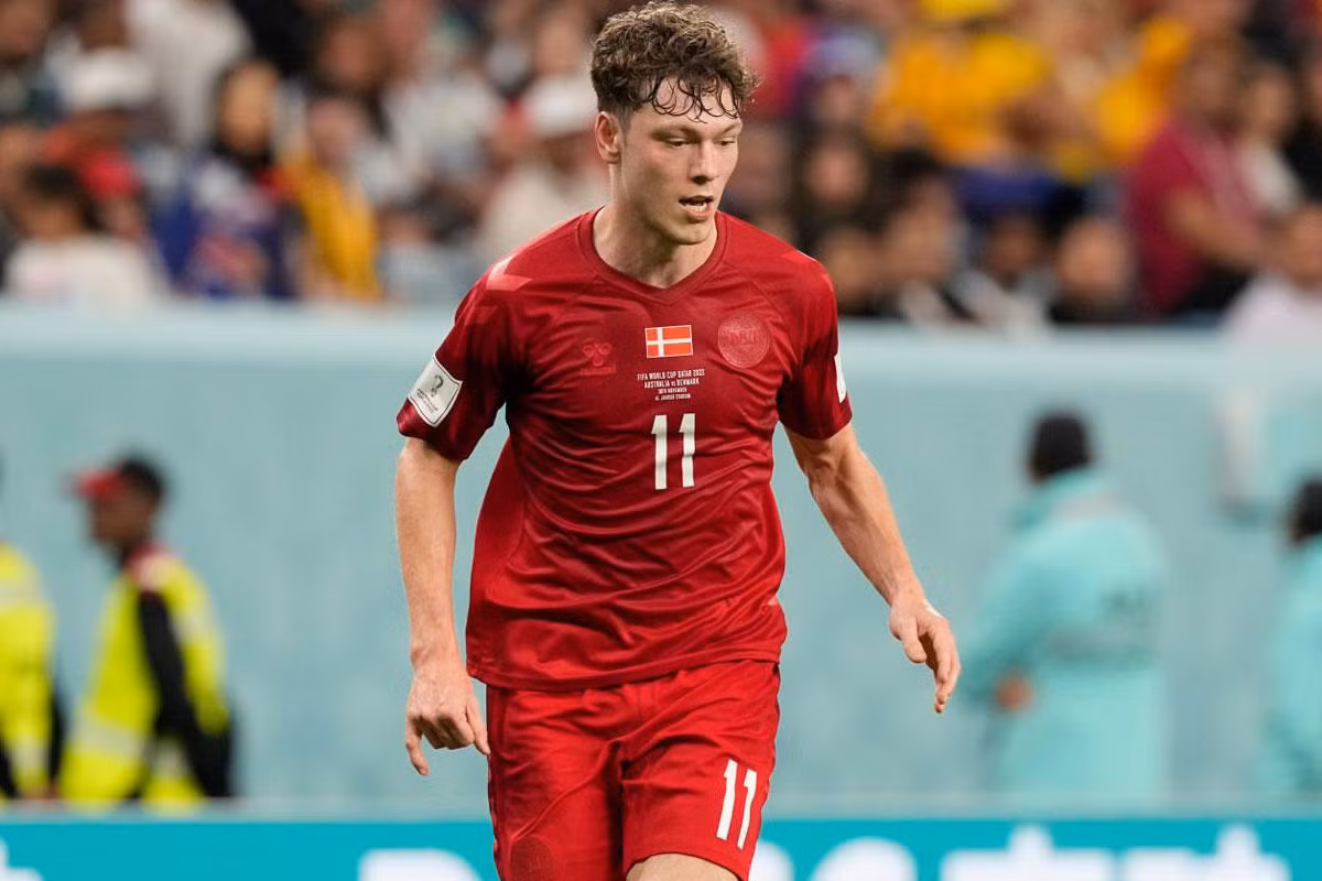 Tiền vệ phải: Andreas Skov Olsen (Đan Mạch).