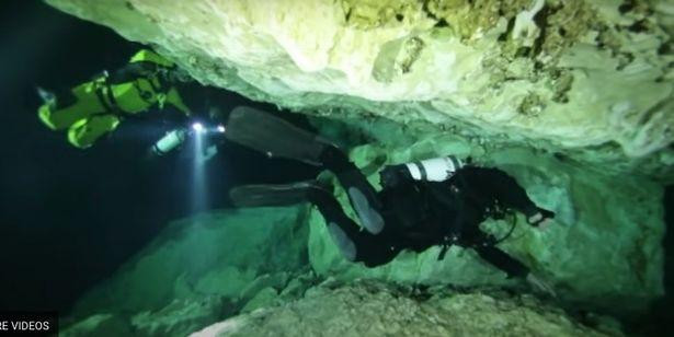 Thợ lặn giữa những tảng đá chật hẹp..