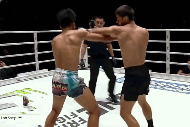 Abdulla Dayakaev (phải) ra đòn chính xác. Abdulla Dayakaev (phải) ra đòn chính xác.