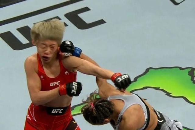 Cú đấm khiến Na Liang gục ngã. Cú đấm khiến Na Liang gục ngã.