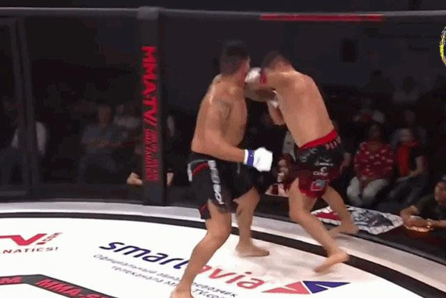 Cú ra đòn của Oleg Popov (phải).