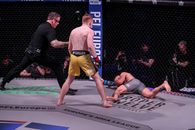 Lewis McGrillen-Evans đấm gục đối thủ.