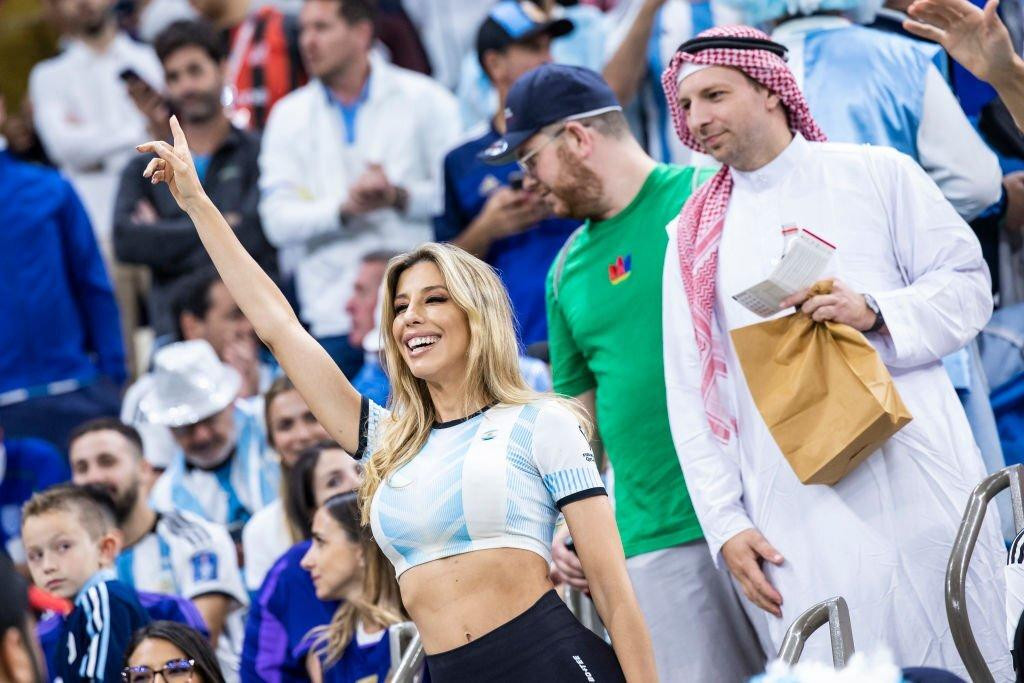 Fan nữ nóng bỏng ăn mừng chiến thắng.