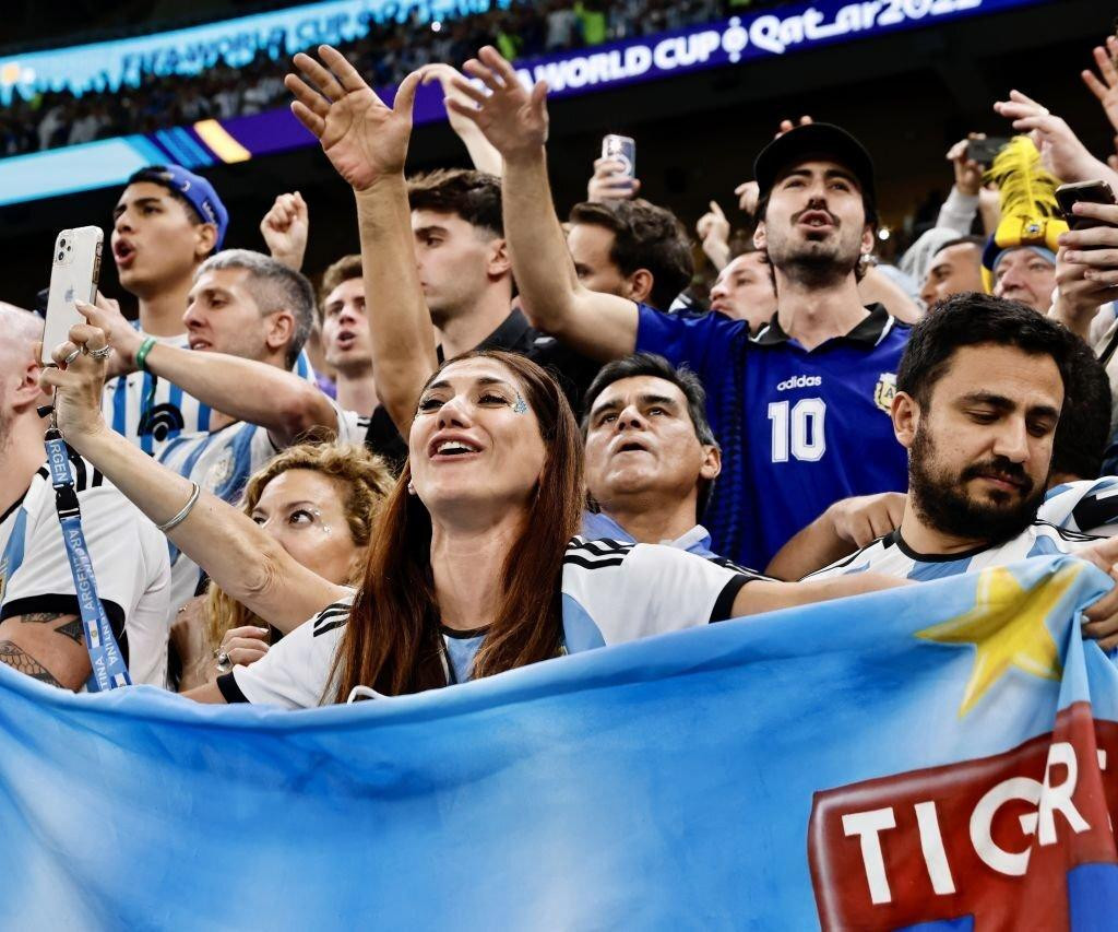 Nhiệt tình cổ vũ cho Messi và các đồng đội.