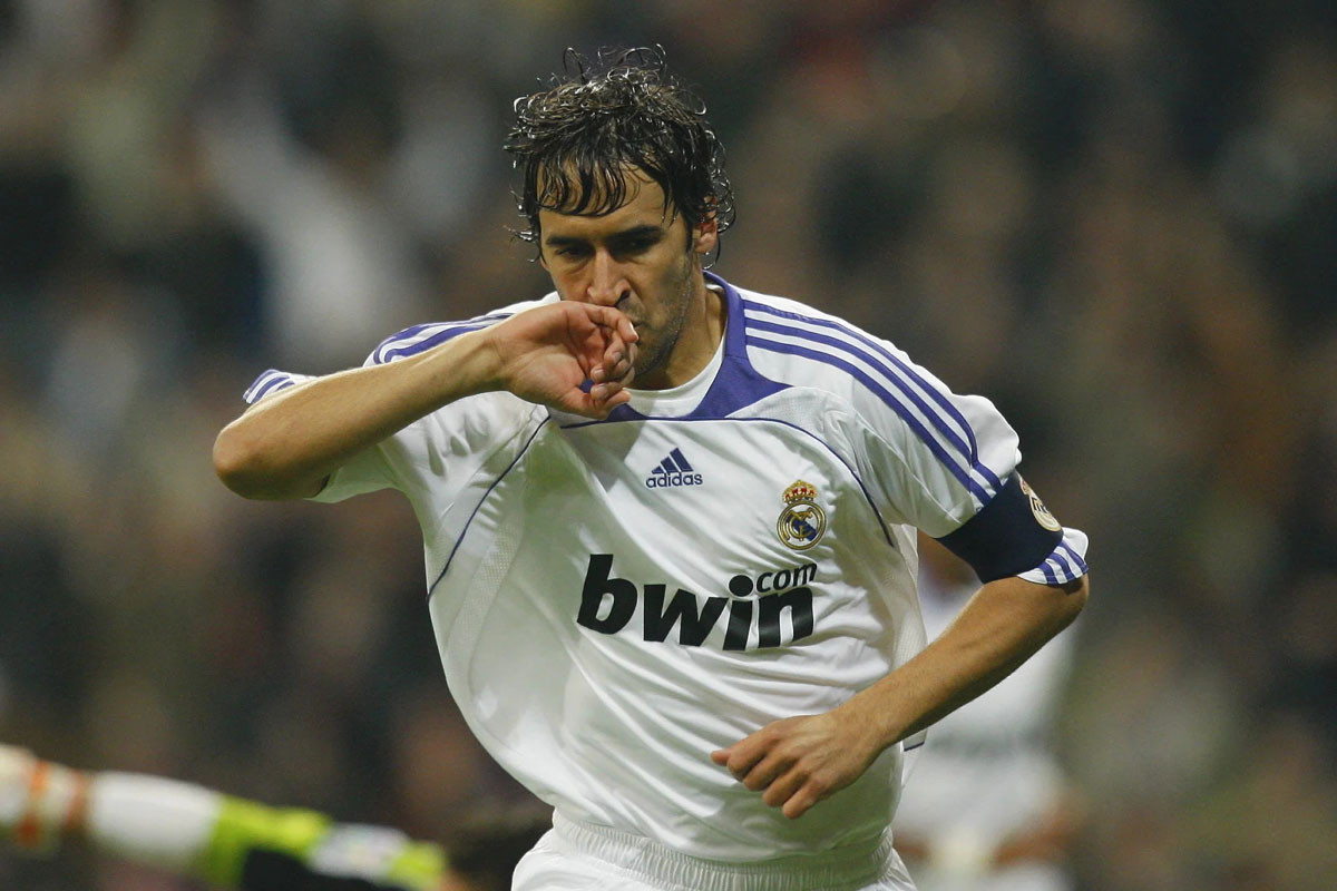 3. Raul Gonzalez (323 bàn sau 741 trận, thời gian gắn bó: 1994-2010).