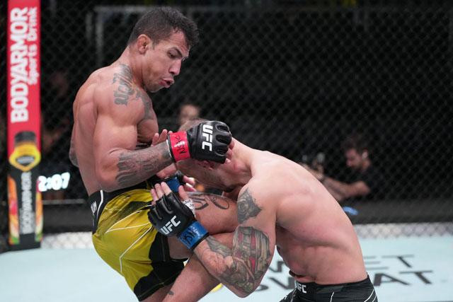 Joaquim Silva hạ gục đối thủ.