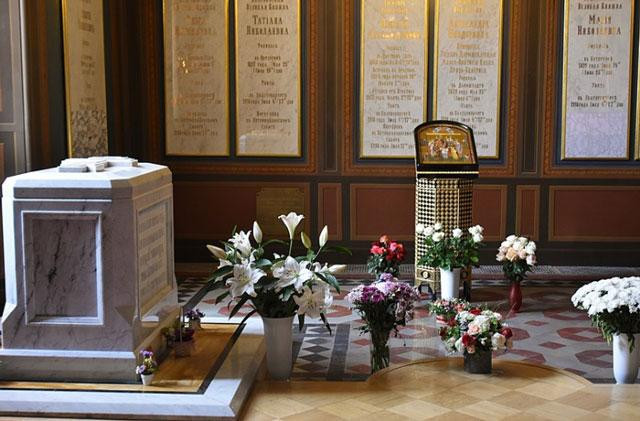 Lăng mộ của Sa hoàng Nicholas II và gia đình của ông. Lăng mộ của Sa hoàng Nicholas II và gia đình của ông.