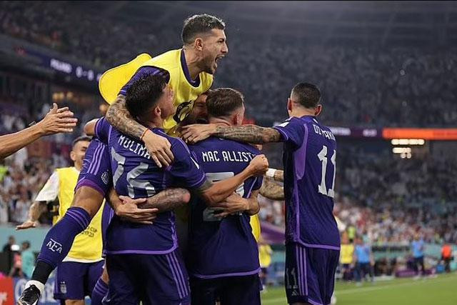 Các cầu thủ Argentina ăn mừng sau khi giành vị trí nhất bảng. Các cầu thủ Argentina ăn mừng sau khi giành vị trí nhất bảng.