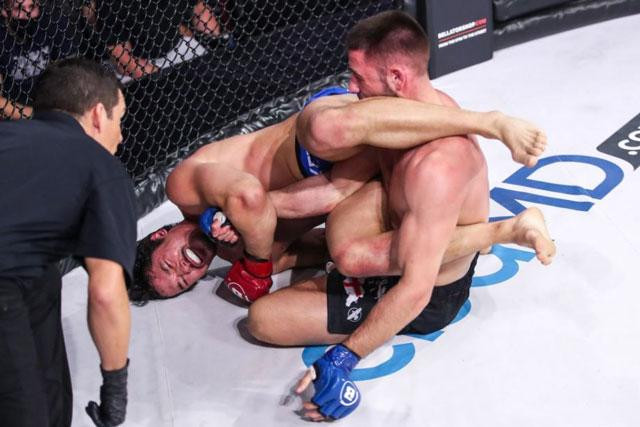 Goiti Yamauchi bẻ tay hạ gục đối thủ. Goiti Yamauchi bẻ tay hạ gục đối thủ.