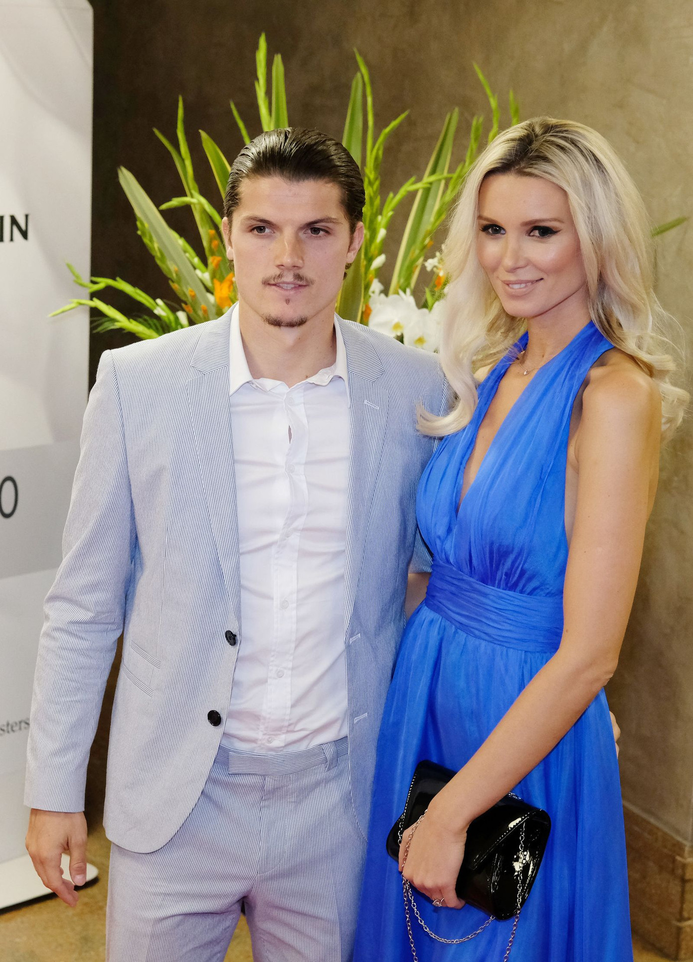 Katja Kuhne (bà xã tiền vệ Marcel Sabitzer, MU). Katja Kuhne bắt đầu hẹn hò với Marcel Sabitzer năm 2017. Ba năm sau, họ đính hôn và hiện đã có với nhau 1 cô con gái tên Mary Lou (sinh năm 2019). Chân dài 38 tuổi là diễn viên trong chương trình truyền hình thực tế The Bachelor của Đức.