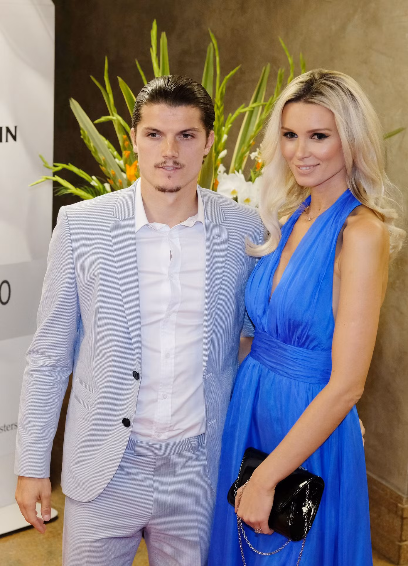 Katja Kuhne (bà xã tiền vệ Marcel Sabitzer, MU). Katja Kuhne bắt đầu hẹn hò với Marcel Sabitzer năm 2017. Ba năm sau, họ đính hôn và hiện đã có với nhau 1 cô con gái tên Mary Lou (sinh năm 2019). Chân dài 38 tuổi là diễn viên trong chương trình truyền hình thực tế The Bachelor của Đức.