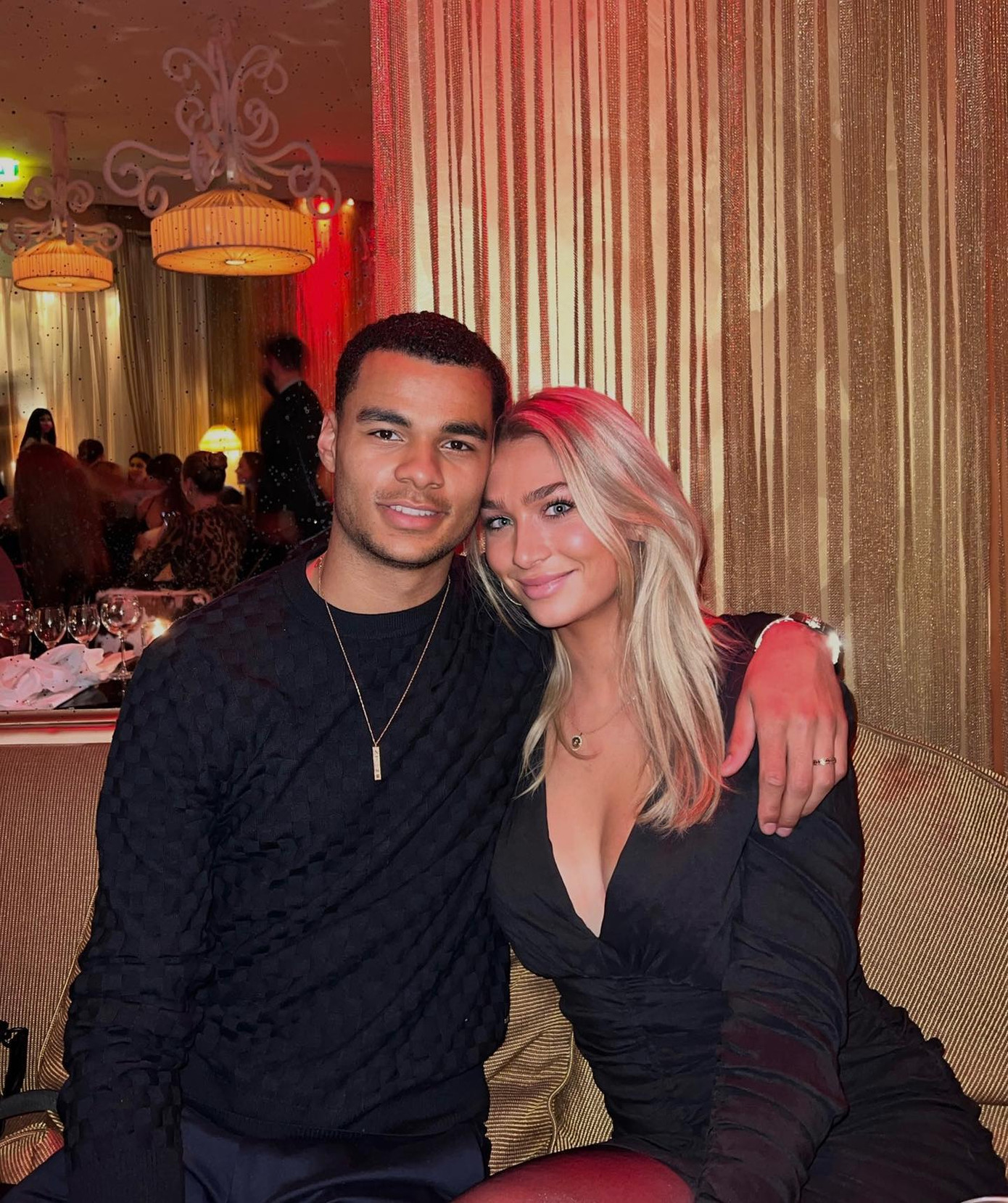 Noa van der Bij (bạn gái tiền đạo Cody Gakpo, Liverpool). Hiện vẫn chưa rõ Gakpo và Noa bắt đầu hẹn hò nhau từ thời điểm nào. Cô gái tóc vàng 23 tuổi đang làm người mẫu. Đồng thời, Noa từng tốt nghiệp chuyên ngành quản lý tại Đại học Khoa học Ứng dụng Avans.