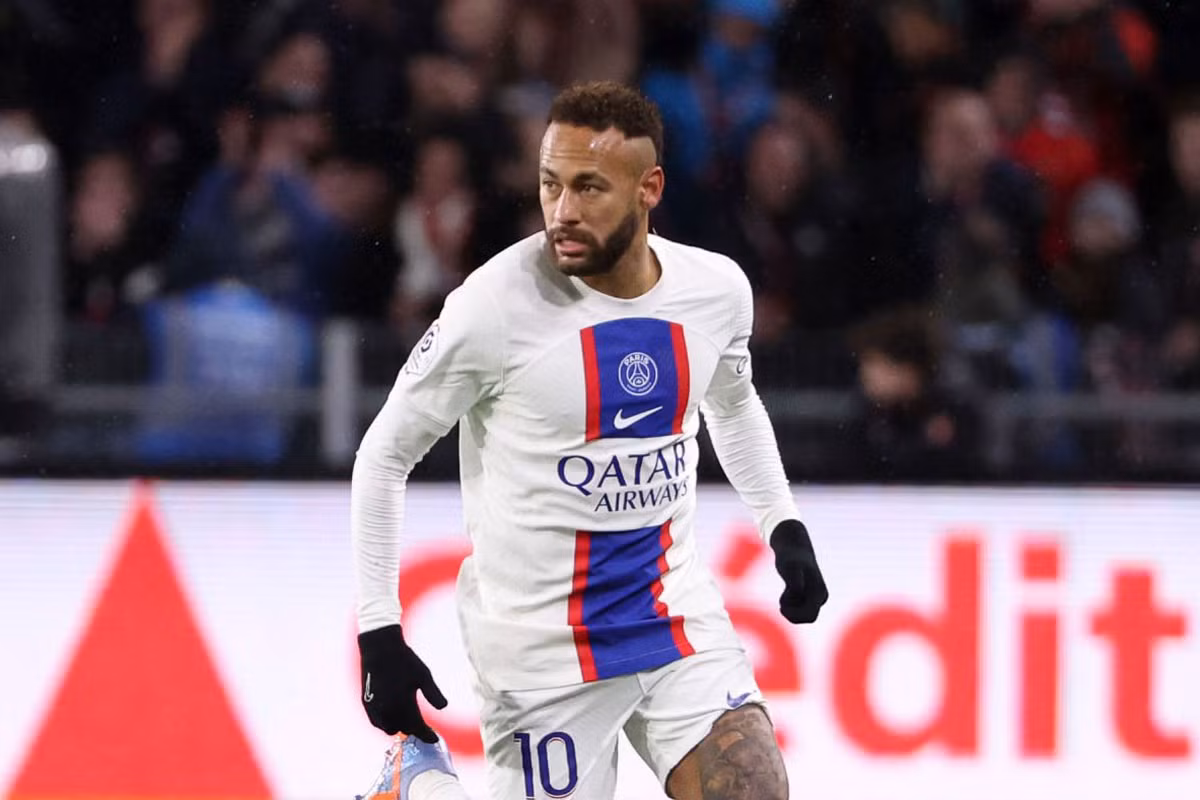 3. Neymar (Paris Saint Germain, tổng số người theo dõi trên các mạng xã hội: 379,1 triệu người theo dõi).