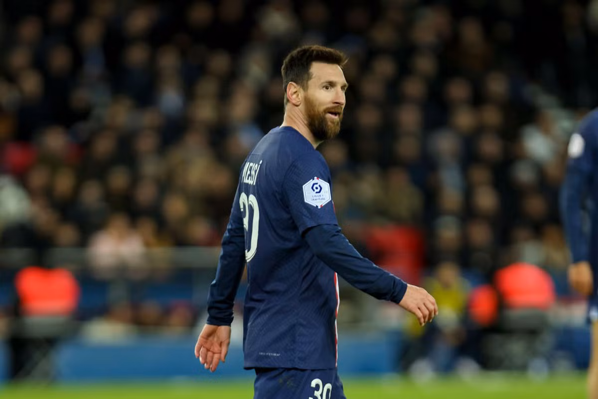 2. Lionel Messi (Paris Saint Germain, tổng số người theo dõi trên các mạng xã hội: 526 triệu người theo dõi).