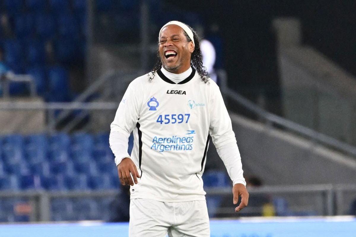 4. Ronaldinho (đã giải nghệ, tổng số người theo dõi trên các mạng xã hội: 159,6 triệu người theo dõi).