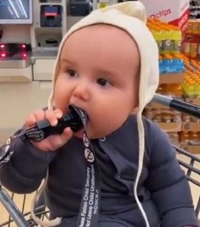 Nhìn những hình ảnh như thế này, nhiều người tỏ ra lo lắng cho sức khỏe của bé Fern.