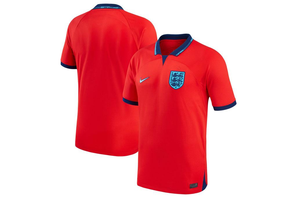 3. Áo sân khách của ĐT Anh do Nike sản xuất.