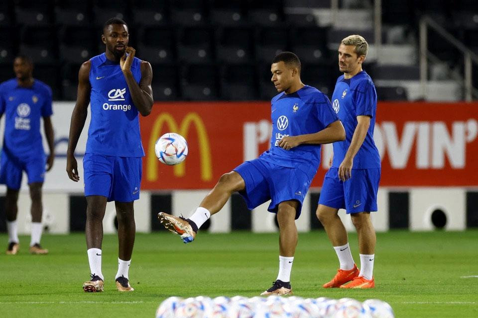 Mbappe (thứ 2 từ phải sang) đã trở lại tập luyện bình thường.