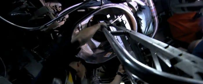 Nhiệm vụ đầu tiên của các thủy thủ sau khi tàu ngầm lặn xuống dưới nước là phải đảm bảo không có bất cứ rò rỉ nào trên tàu.