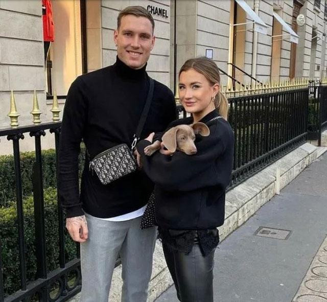 Eva Katharina rất thích chia sẻ những chuyến đi du lịch và mua sắm của mình lên mạng xã hội. Thế nhưng, chuyện tình cảm của cô và hậu vệ David Raum dù khá lãng mạn nhưng rất ít khi được chia sẻ.