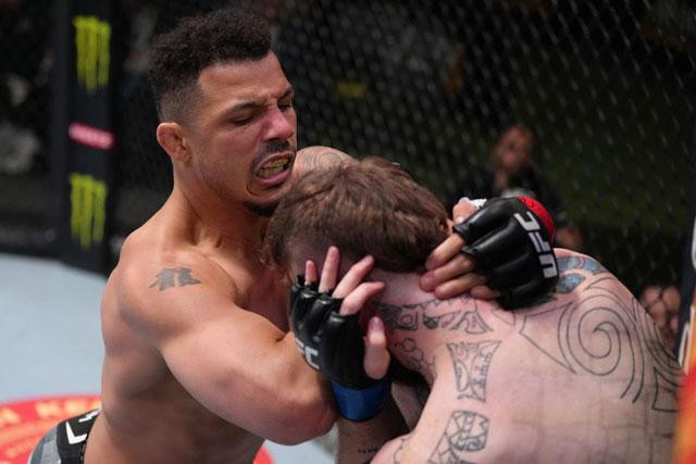 Drakkar Klose tung đòn chỏ chuẩn xác.