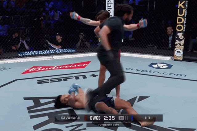 Hồ Tuấn An bất tỉnh sau khi lãnh trọn cú đấm cực mạnh của võ sĩ Anh. Hồ Tuấn An bất tỉnh sau khi lãnh trọn cú đấm cực mạnh của võ sĩ Anh.