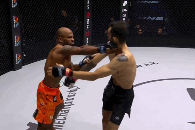 Cú đấm ấn định kết quả trận đấu. Cú đấm ấn định kết quả trận đấu.