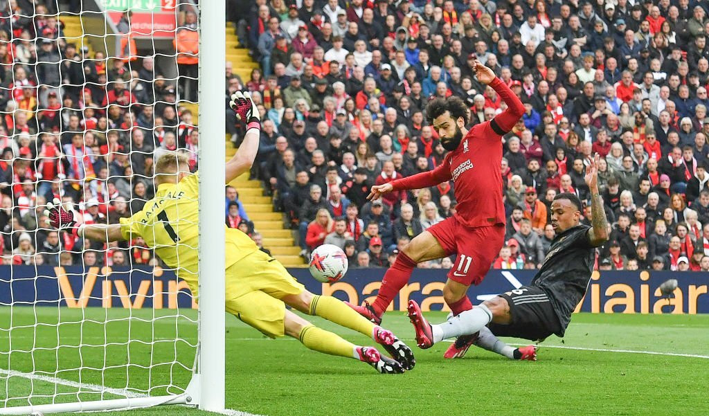 Salah rút ngắn tỷ số xuống 1-2 cho Liverpool.