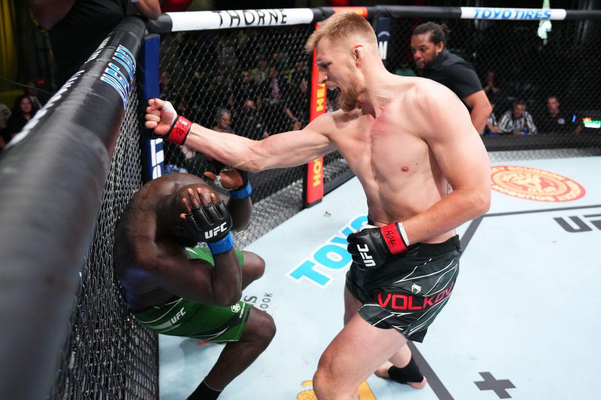 Alexander Volkov đấm ngã Rozenstruik.