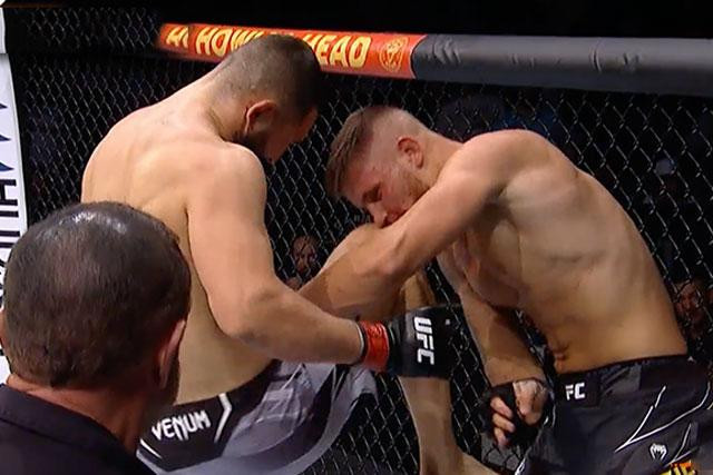 Negumereanu tung đòn gối vào mặt Potieria. Negumereanu tung đòn gối vào mặt Potieria.