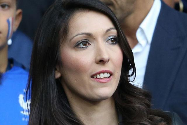 Vào năm 2014, Olivier Giroud phải lên tiếng xin lỗi vợ vì bị phát hiện ngoại tình. Vào năm 2014, Olivier Giroud phải lên tiếng xin lỗi vợ vì bị phát hiện ngoại tình.