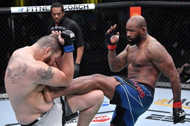 Don'Tale Mayes ra đòn về phía Josh Parisian.