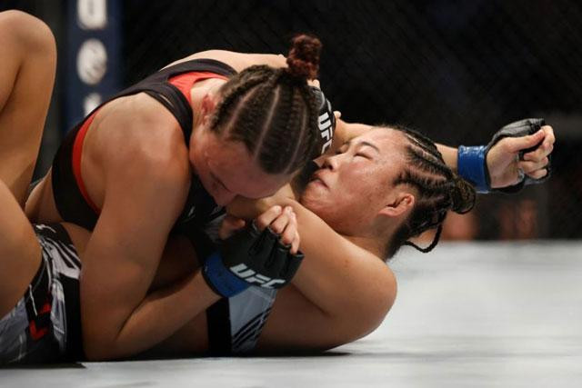 Lucie Pudilova quật ngã Yanan Wu. Lucie Pudilova quật ngã Yanan Wu.