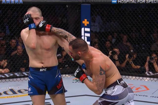 Santiago Ponzinibbio ra đòn chuẩn xác.