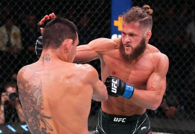 Rafael Fiziev (phải) đã có chiến thắng thứ 6 liên tiếp.