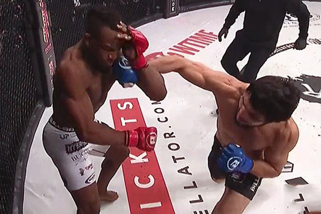 Tofiq Musayev (phải) ra đòn hạ gục đối thủ.