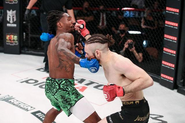 Justin Montalvo ra đòn cực mạnh về phía đối thủ. Justin Montalvo ra đòn cực mạnh về phía đối thủ.