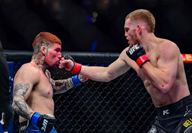 Jack Della Maddalena tung cú đấm chính xác vào mặt đối thủ. Jack Della Maddalena tung cú đấm chính xác vào mặt đối thủ.