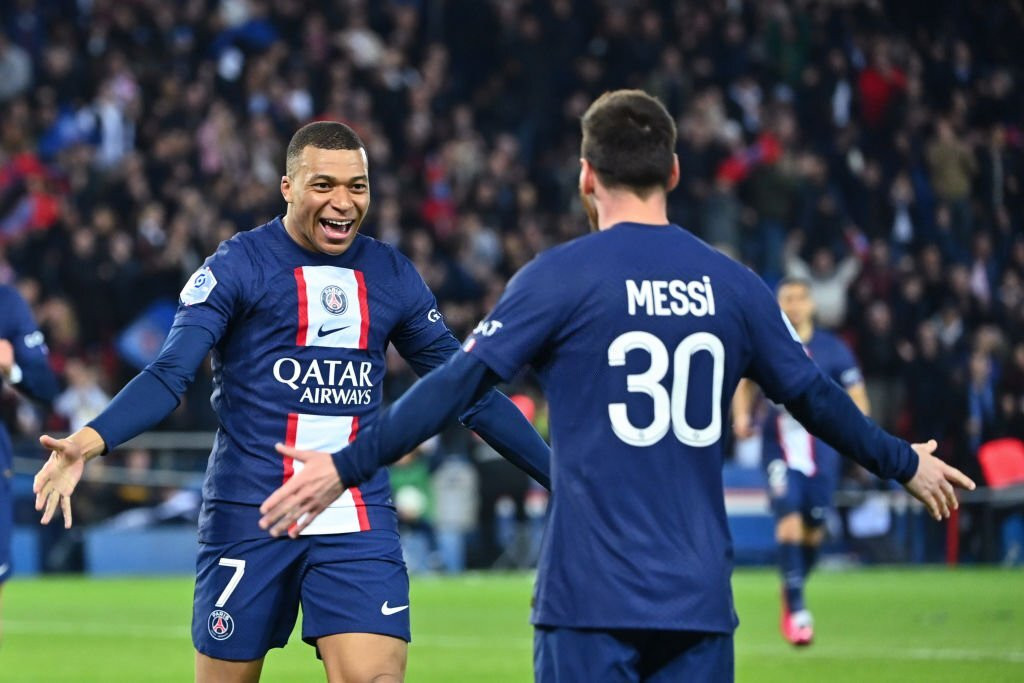 Mbappe và Messi ăn mừng bàn thắng.