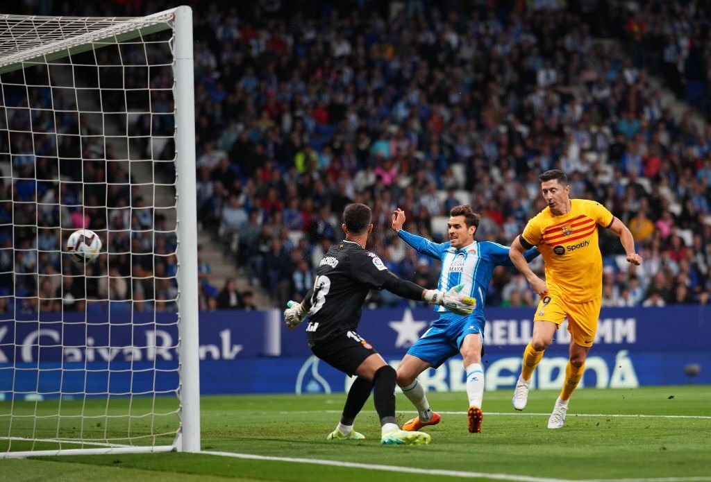 Lewandowski sớm giúp Barca dẫn trước ở phút 11.