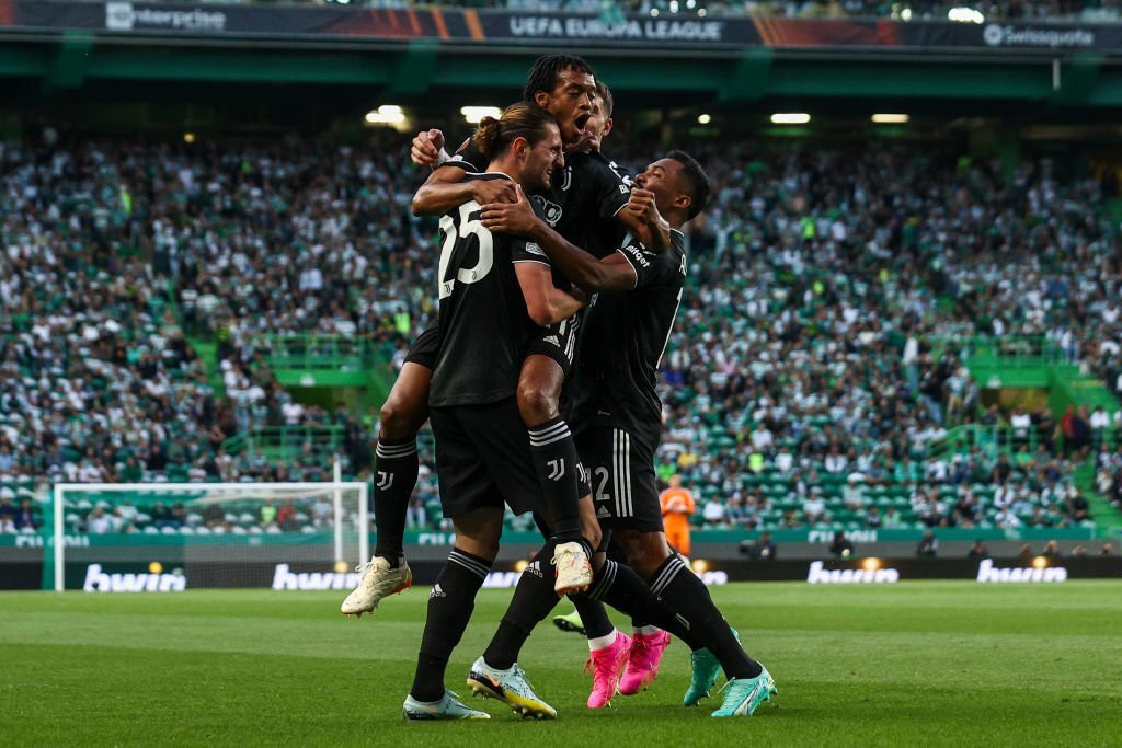 Các cầu thủ Juve ăn mừng sau bàn mở tỷ số của Rabiot.