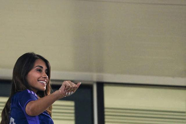 Cô nở nụ cười duyên với các fans. Cô nở nụ cười duyên với các fans.