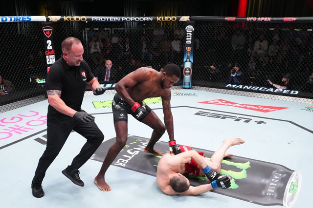 Muslim Salikhov gục ngã sau cú ra đòn của Randy Brown. Muslim Salikhov gục ngã sau cú ra đòn của Randy Brown.