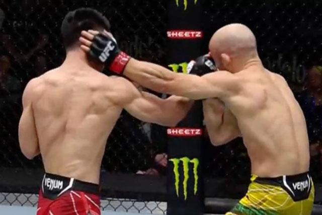 Yadong Song (trái) đã có thêm một chiến thắng dễ. Yadong Song (trái) đã có thêm một chiến thắng dễ.