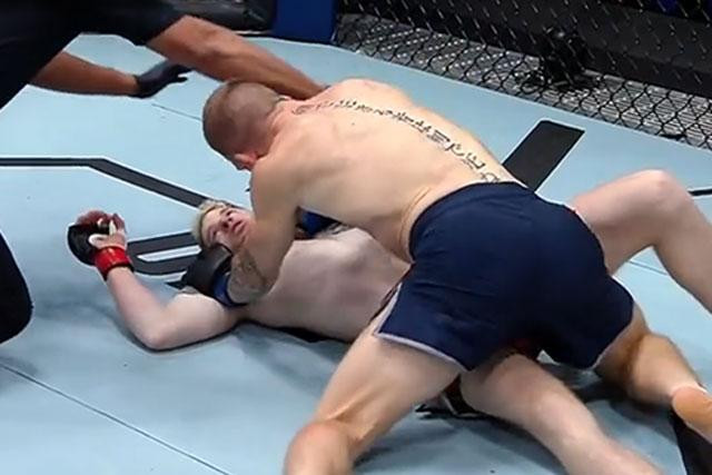 Chris Duncan đấm gục Charlie Campbell. Chris Duncan đấm gục Charlie Campbell.