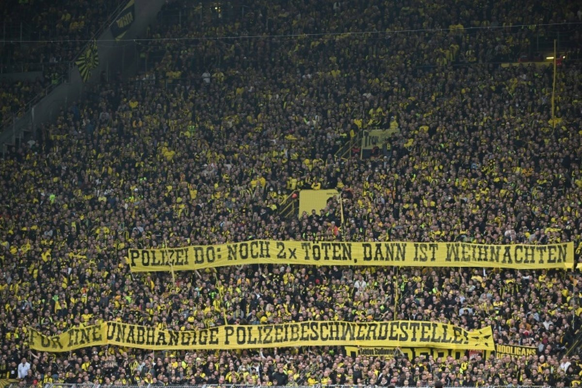 3. Borussia Dortmund (sân nhà: Signal Iduna Park, sức chứa sân vận động: 81.365 người, số lượng khán giả đến sân bình quân mỗi trận: 62.894 người). 3. Borussia Dortmund (sân nhà: Signal Iduna Park, sức chứa sân vận động: 81.365 người, số lượng khán giả đến sân bình quân mỗi trận: 62.894 người).